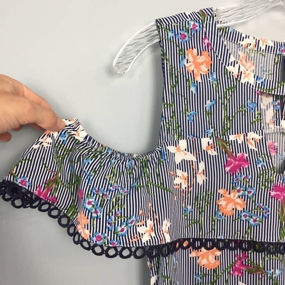 doe & Rae Cold Shoulder Flounce Navy Blue Striped Floral Top Women’s Size S - Picture 3 of 12